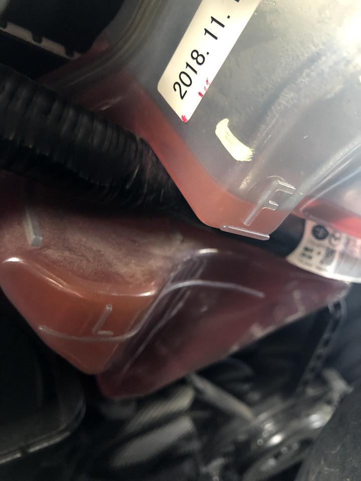 马自达CX-4品味升级，防冻液消耗过快，一个月时间，防冻液副箱液面下降约一厘米(都是同样条件测试，比如静止一夜，这一个月每天都开车，一个月约开1000公里)，4S给水箱做了充压测试，结过压力不变，告知无漏点，但是，防冻液消耗过快是事实，目前车已经过磨合期，目前1万公里了，所以不存在说新车怎么怎么滴的情况了，有大神告知可能原因，如经检测属实，本人理当意思意思！