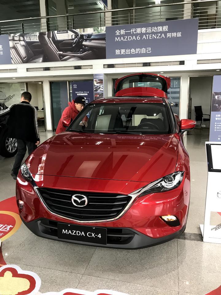 马自达cx-4-今天提车了成都中鹏买的我觉得优惠力度很大啊我是买的自动挡低配也只有这个配置优惠2.7万，裸车算起来125800选的红色加了2000，今天从成都来回重庆将近300公里觉得挺好开的，本来是给老婆买的，女人开完全够了动力，确实好看这车