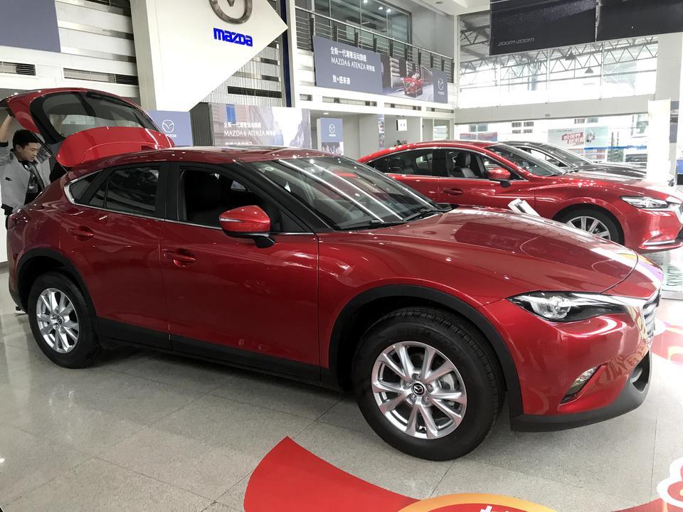 马自达cx-4-今天提车了成都中鹏买的我觉得优惠力度很大啊我是买的自动挡低配也只有这个配置优惠2.7万，裸车算起来125800选的红色加了2000，今天从成都来回重庆将近300公里觉得挺好开的，本来是给老婆买的，女人开完全够了动力，确实好看这车