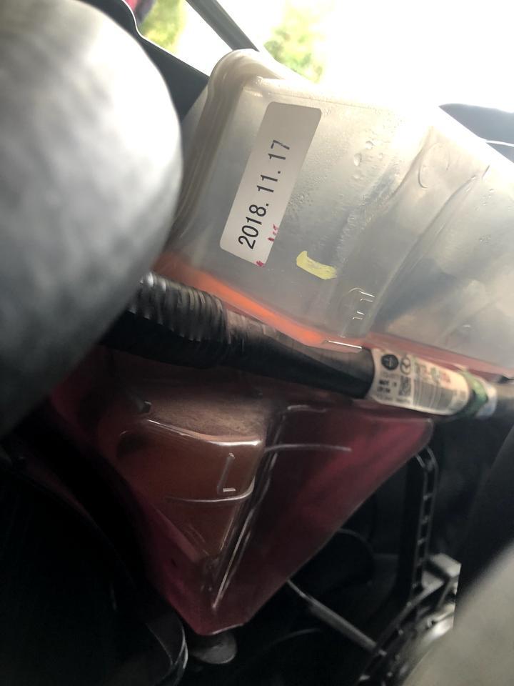 马自达CX-4品味升级，防冻液消耗过快，一个月时间，防冻液副箱液面下降约一厘米(都是同样条件测试，比如静止一夜，这一个月每天都开车，一个月约开1000公里)，4S给水箱做了充压测试，结过压力不变，告知无漏点，但是，防冻液消耗过快是事实，目前车已经过磨合期，目前1万公里了，所以不存在说新车怎么怎么滴的情况了，有大神告知可能原因，如经检测属实，本人理当意思意思！