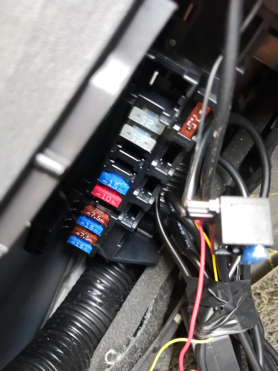 马自达CX-4安装完行车记录仪后，一键启动按钮发动起车和行车中一直在闪黄（琥珀色）灯，怎么解决？