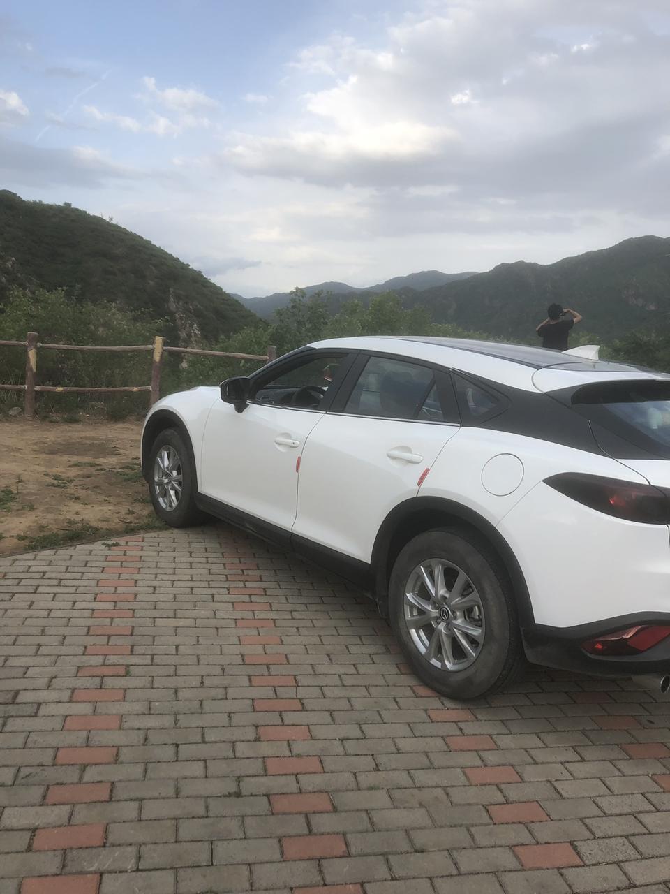 马自达cx-4-两万公里的钢丝。一开始刹车响。后来方向盘是偏的。再后来水箱漏水。再后来 变速箱顿挫。头一次做了变速箱系统升级。跑了两千公里。还是顿挫。换了变速箱阀体。刚换完。师傅就说还是有顿挫。然后我和师傅去试车还是有顿挫。后来说先让我开着。联系厂家。看看怎么说。后来说是要4s店技术总监在的时候去读取数据发给厂家。现在4s店说厂家说数据正常。 但是还是有顿挫。4s店试车说是正常。但是堵车更严重。我已经打400两次了。各位大神。那里还可以去投诉？怎么解决。求推荐
