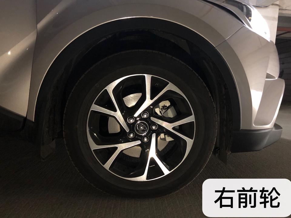 丰田c-hr-提车第五天，发现两个前轮胎是偏扁的，两个后轮都是饱满的，胎压报警灯没亮，以为是前轮气不够，昨晚用胎压监测器测了一下，两个前轮胎压23.5，两个后轮23.0，照理说不应该是前轮比后轮饱满或者差不多吗？大神们帮忙看看，需不需要去汽修店检测一下