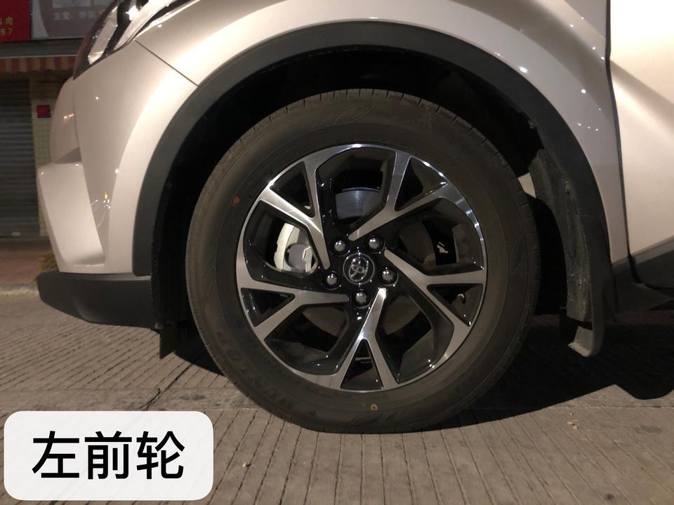 丰田c-hr-提车第五天，发现两个前轮胎是偏扁的，两个后轮都是饱满的，胎压报警灯没亮，以为是前轮气不够，昨晚用胎压监测器测了一下，两个前轮胎压23.5，两个后轮23.0，照理说不应该是前轮比后轮饱满或者差不多吗？大神们帮忙看看，需不需要去汽修店检测一下