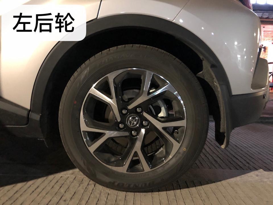 丰田c-hr-提车第五天，发现两个前轮胎是偏扁的，两个后轮都是饱满的，胎压报警灯没亮，以为是前轮气不够，昨晚用胎压监测器测了一下，两个前轮胎压23.5，两个后轮23.0，照理说不应该是前轮比后轮饱满或者差不多吗？大神们帮忙看看，需不需要去汽修店检测一下