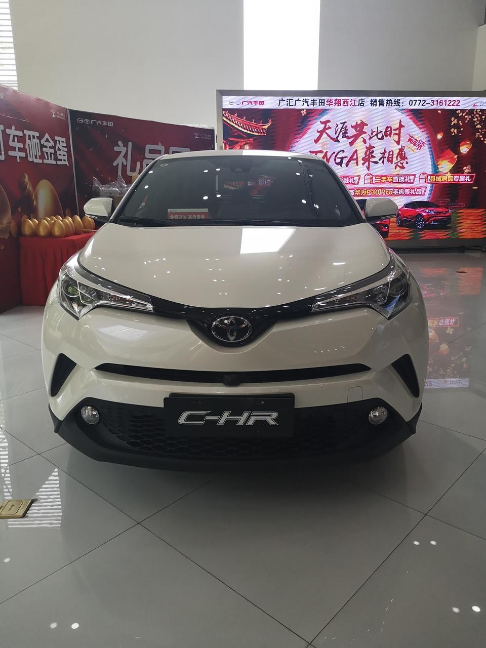 丰田c-hr-前天到4s看了实车，探了探价格，无天窗的落地15万8出头，豪华天窗版落地不到17万，送终身免费包养（包含3虑，机油，工时费）。各位觉得选哪个版好，想本月入手。