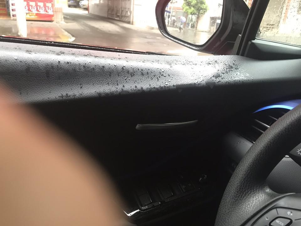 丰田c-hr-这是我刚买的chr，这就是下?️天，雨水顺着车顶滴落在车内，