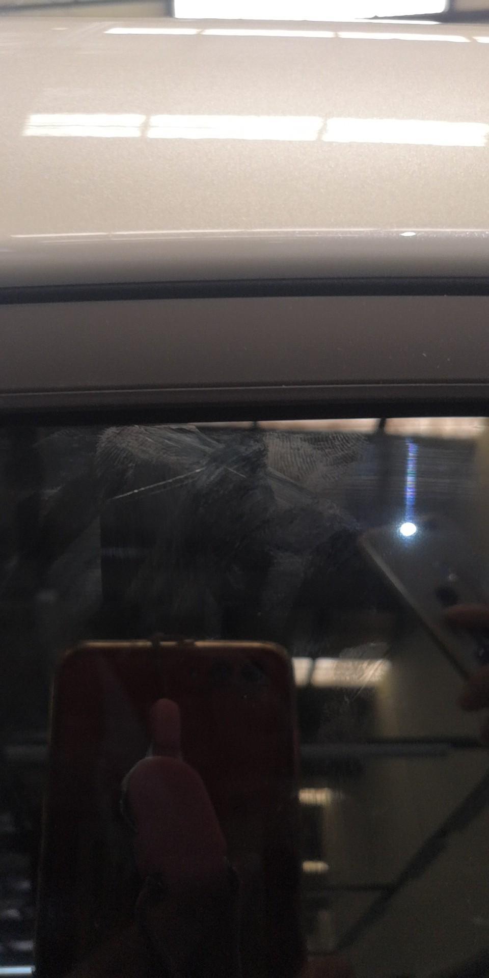 丰田c-hr-在4S店贴膜后发现副驾驶室外玻璃有3处被刀片刮的刮痕，一点都不专业，该怎么让4S店赔偿，换玻璃会不会影响汽车的二次转卖，该怎么定价？会不会有维修记录？
