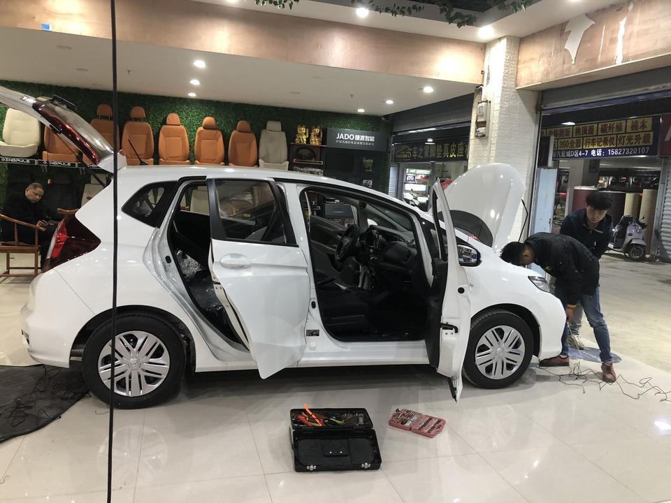 新手小白才提的飞度  线下实体店安上了某宝买的中控屏  雷达  倒车影像  现在我觉得开的时候有很小很小的像是电线打在铁上面的声音   有时有有时没有   还有不开头顶灯的时候主驾驶好黑  除了仪表盘和中控屏没其他灯了  也不知道飞度原本是不是就是那样   ………请问一下大神们  安装这三个东西会不会对我车造成哪些影响？这些问题是什么原因呢？