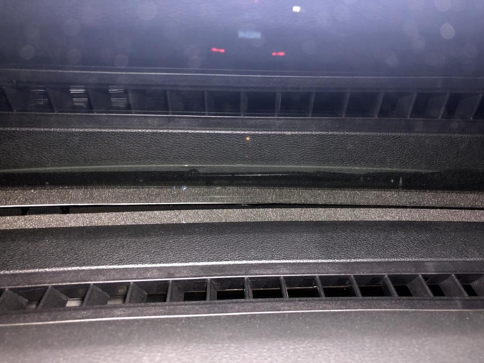 19款帝豪向上互联型，中控台隔玻璃海绵处缝隙变大，有没有和我一样的情况的兄弟们，求告知怎么解决谢谢