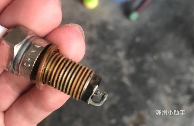 有没有19款帝豪自动挡领军版车主？想问一下各位大神！你们的油箱显示器油格是不是直接一格！还是一丝慢慢掉？为什么我加油100快钱才跑100公里！加一百块钱直接加四格，才跑20公里立马掉一格油显，还剩三格！到底是我油箱显示器不准还是这车油耗高？我十月七号跑高速一箱油能跑720公里现在100快才跑100公里差别太大了！是不是我换了电子阀门导致的油耗高？因为十月七号发动机故障灯常亮换了电子阀以后油耗突然变高了！去4s店售后拧开火花塞变黑说油品有问题，我是在中国石化加的92号油，我到底什么原因！我现在都蒙圈了?