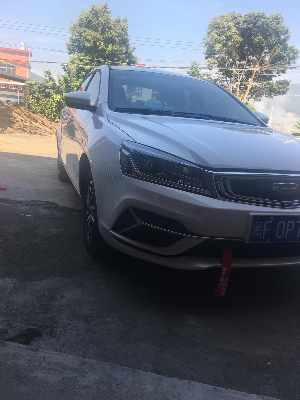 19款帝豪领军版CVT豪华版……后门我看到有两个音响模孔啊，为什么没用啊？是没接线？