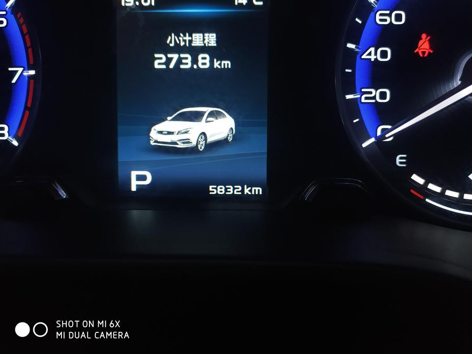 我是2018款帝豪1.5L，CVT自动豪华版，这个礼拜开车回了一趟老家，走的算是郊区没走高速，油箱加满油到跳枪表显5559，回来再把油箱加满跳枪表显5832，跑了274公里，加油17.35升，现在我们这油价6元/升，经过计算:17.35/274=0.0633，0.0633*100=6.33，这个车郊区百公里综合油耗6.33升，每公里0.38元，对于这种表现还是比较满意，住几天测试市区油耗。