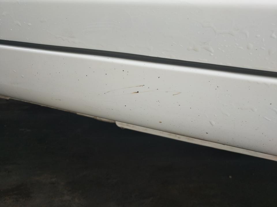帝豪-一个月的新车，今天洗车的时候发现车门下好多这种黑点，是什么东西，清水好难擦掉啊，车友们有什么好办法