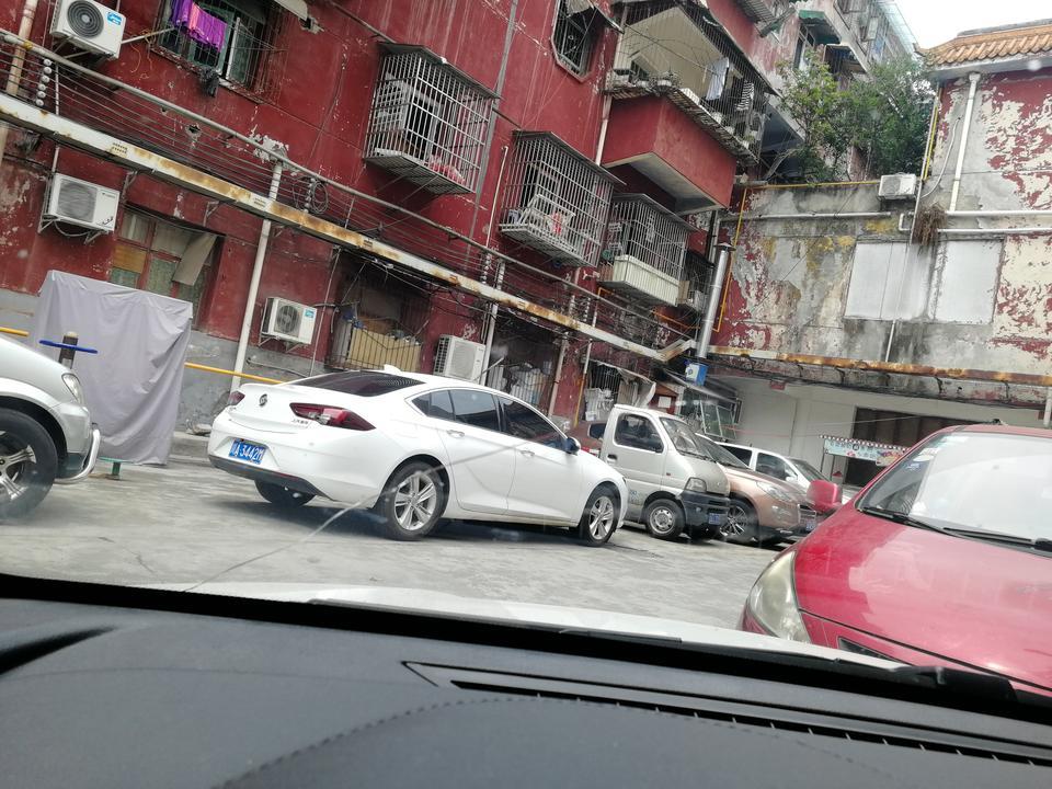 帝豪-今天起床看见前挡风玻璃裂了一条  请问各位大神这怎么办？  不去管它，它会不会继续裂？有什么影响吗？
