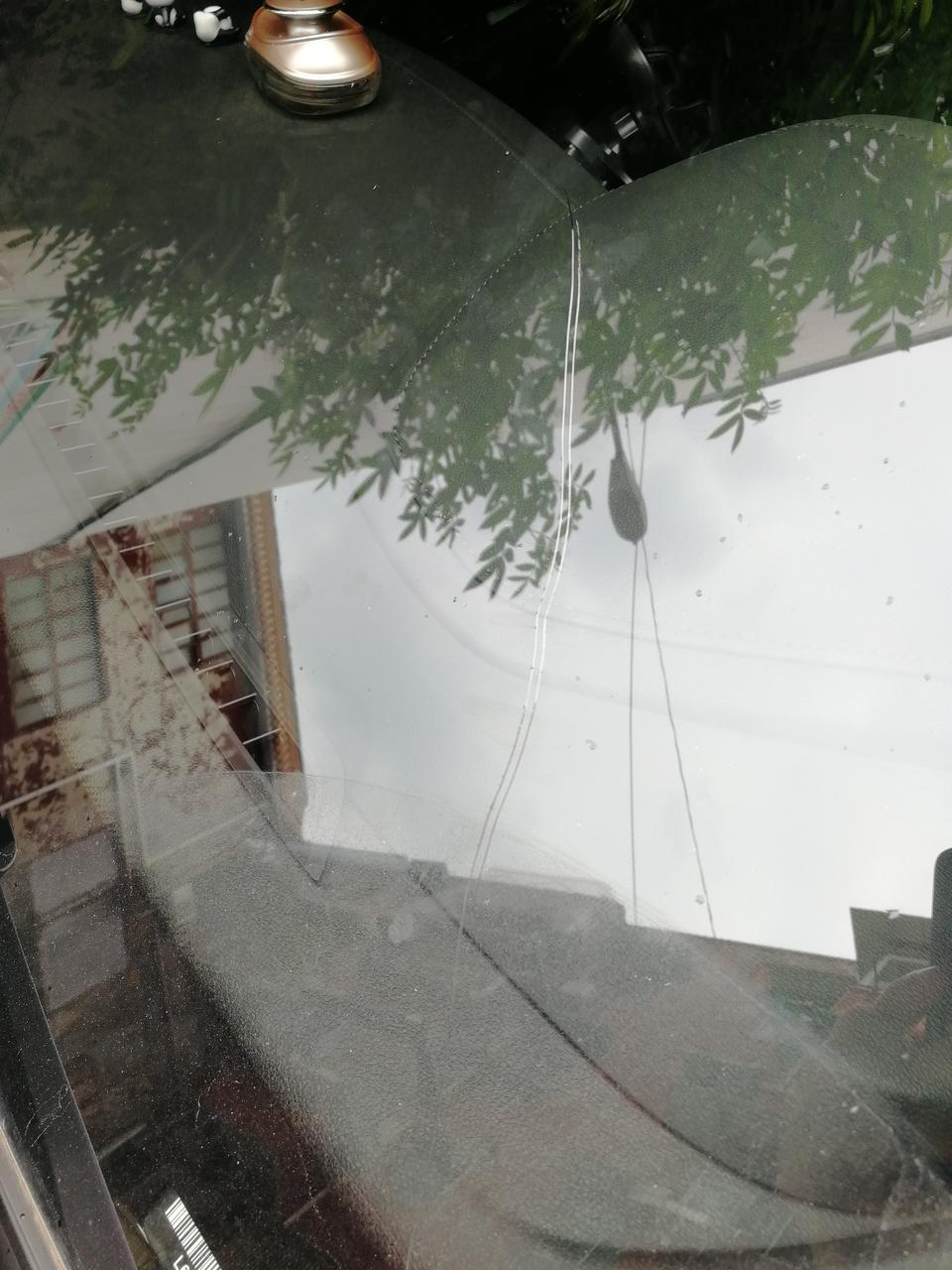帝豪-今天起床看见前挡风玻璃裂了一条  请问各位大神这怎么办？  不去管它，它会不会继续裂？有什么影响吗？