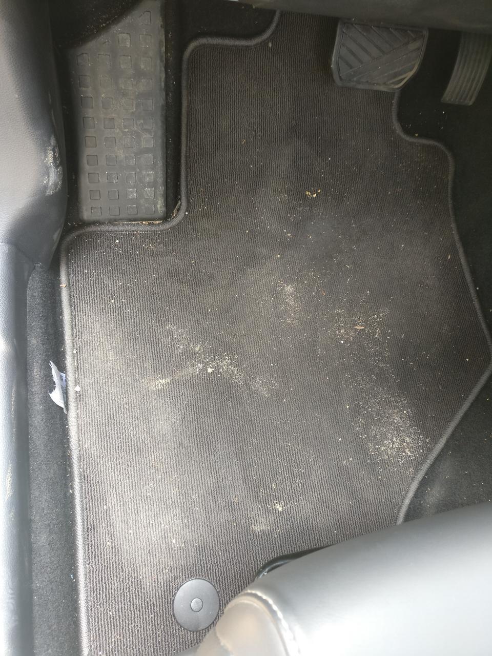 大家帮我看一下，这个是2018款全新帝豪自带的脚垫吗？4S店说是送的，不是随车自带的，我在淘宝上看了，没有一个脚垫是带定位孔的，感觉就是自带的