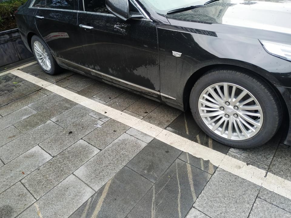 凯迪拉克ct6-新车800公里，今天突然发现加速反映有点迟钝了，准备首保去检查一下原因，六百公里左右有一次发动机声音低速下关了窗户特别难听，干吼的那种。为什么呢？