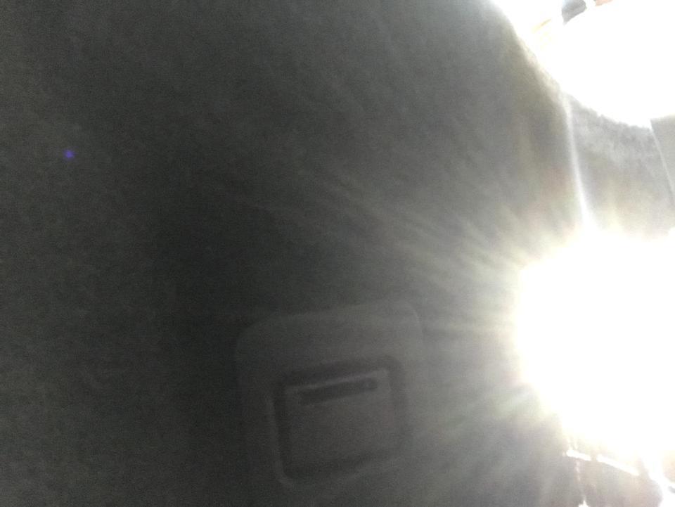 凯迪拉克ct6-行车记录仪的卡在哪里。需要自己买吗？买车的时候就给我一张卡，插在了中央扶手箱里，后备箱右侧还有一个卡槽，但是没有卡。