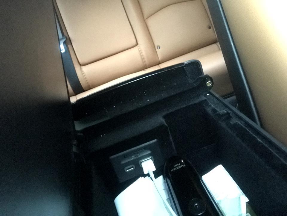 凯迪拉克ct6-行车记录仪的卡在哪里。需要自己买吗？买车的时候就给我一张卡，插在了中央扶手箱里，后备箱右侧还有一个卡槽，但是没有卡。