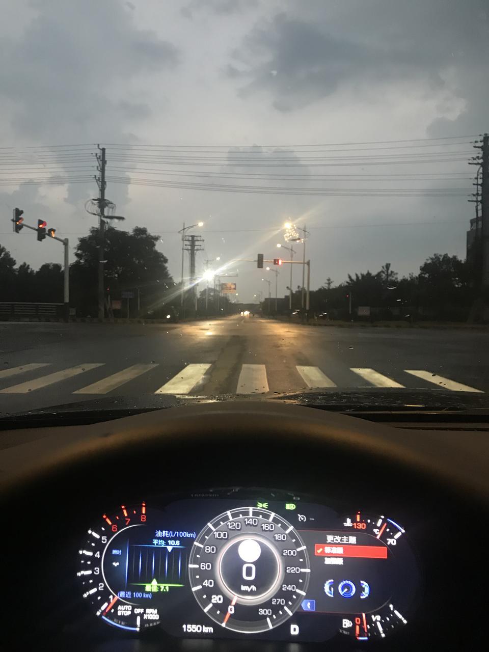 凯迪拉克ct6-各位买过小6的车主们，请问你们都遇到过什么问题没？我先说我的，豪华型，首先新车提来时就一直存在方向自动左偏，然后是倒车切换成r档时出现咯噔的声音，还一个是开到一定速度，再提速会出现嗡嗡嗡的共振声音，车是好车，就是小毛病挺多挺烦的，4s店跑两趟也没给解决什么