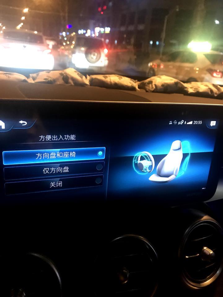 奔驰glc-2020款300l，停车熄火后开车门，我设置了方便出入功能，就是说方向盘和座椅都会后退，方便出入，我的就只能方向盘退后，座椅不能，有时候方向盘也不会退后，4s点说要设置座椅记忆才能座椅后退，我也设置了，依然不能自动后退，很尴尬啊，哈哈，然后后备箱一脚踢开门也不好用，在下面晃了十几脚了，压根没打开过，车友们也有同样的问题吗？