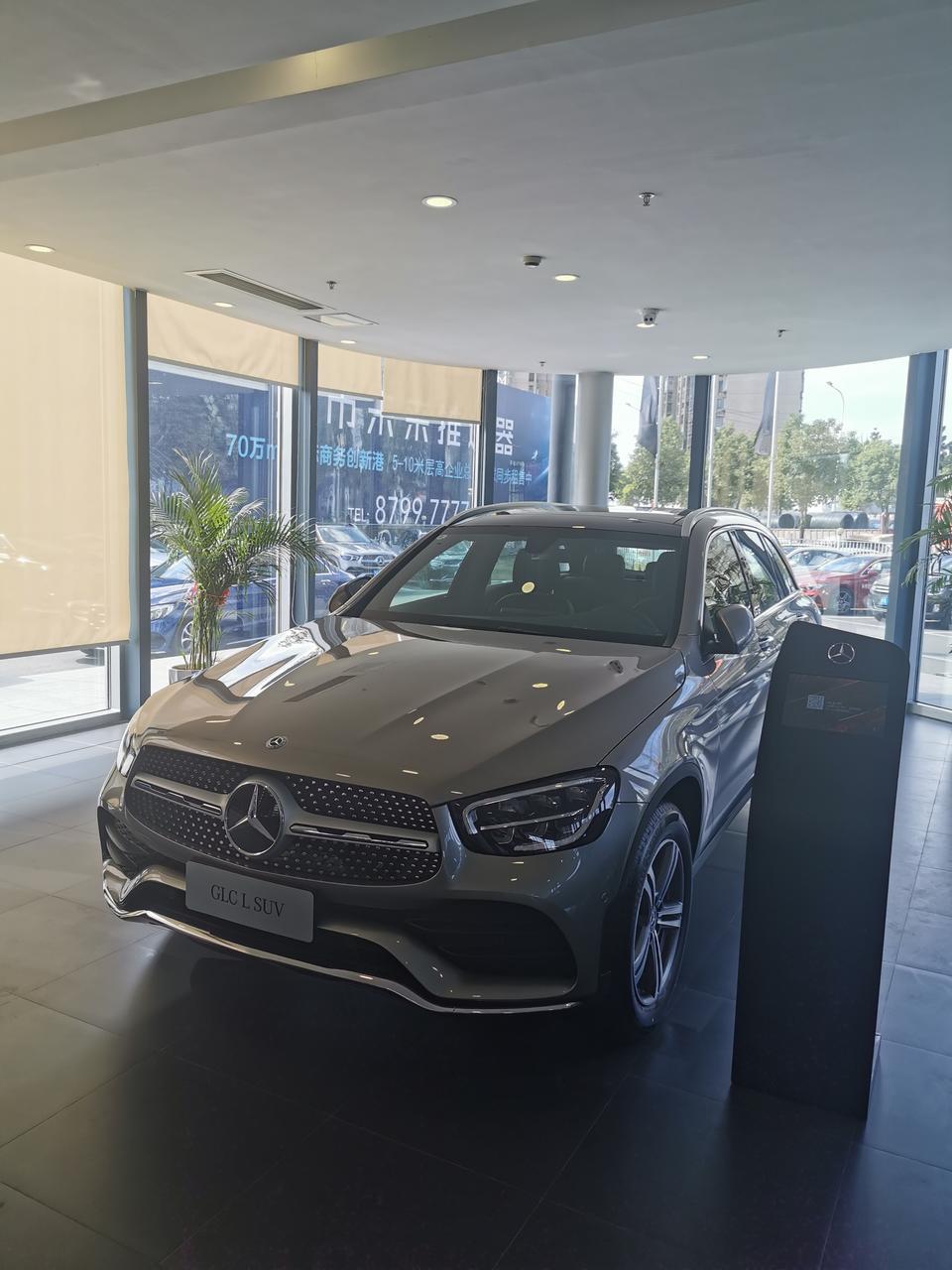 奔驰glc-2020glc260豪华怎么用中控屏看视频