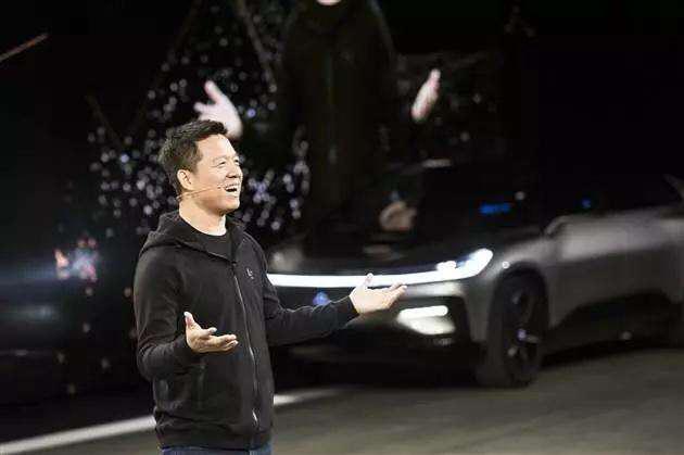 凯迪拉克ct6-二手车25万-30万
CT6、S90、Q70L选什么？
本人开过吉姆尼、迈腾、奔驰E、宝马X5、兰德酷路泽
让贾跃停把钱骗走了，换一个档次低的二手车！