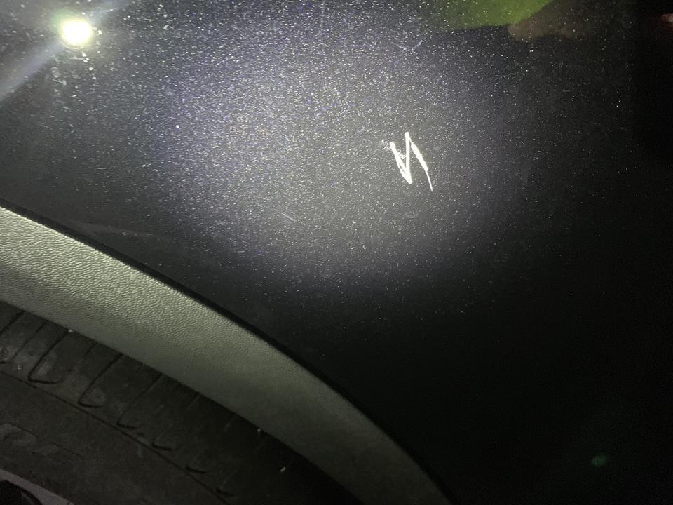 奔驰glc-车停楼下被小孩给划了！被刻了字母！这种4s店补漆大概多少钱啊？