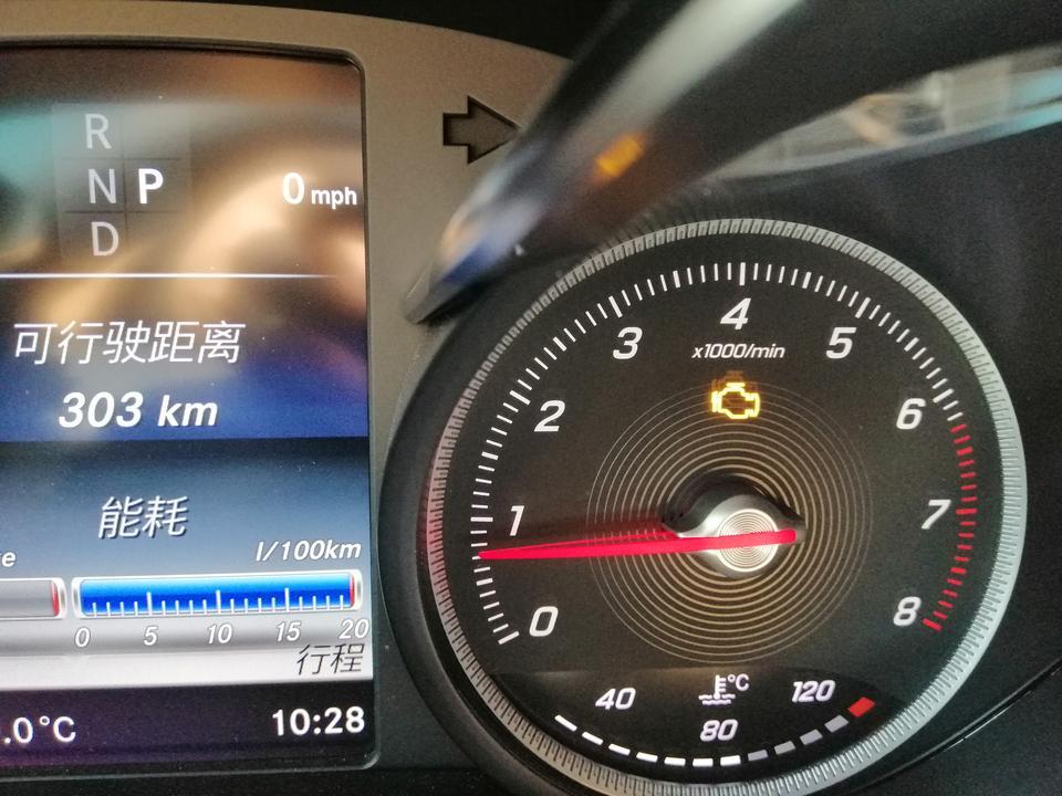 奔驰glc-提车才40天，跑了不到3000公里，出现“发动机黄灯故障灯亮，过了差不多10个小时又灭了，过两天又亮了”。不知道是什么原因？求大神解释下。