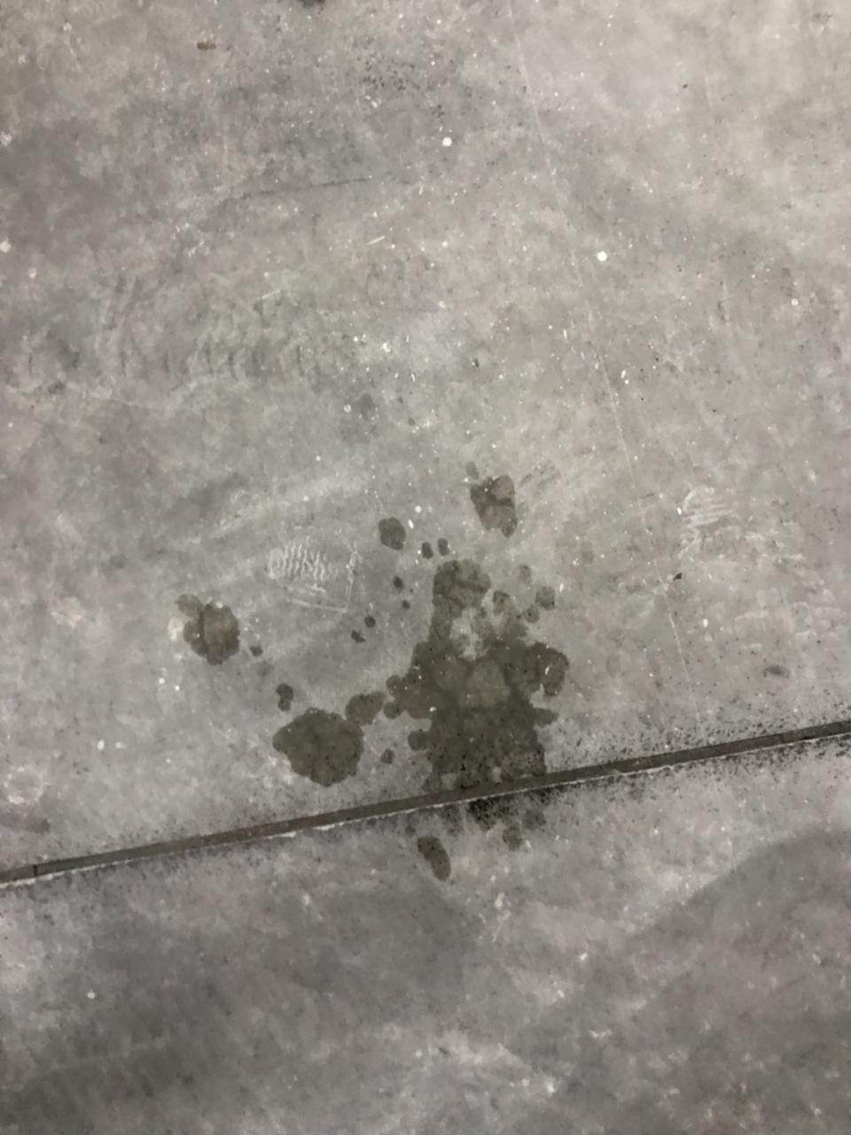 新买的奔驰GLC,开一段回来后地盘滴水（我确定是水，应该是空调水）这个是正常现象吗？滴多少比较正常？