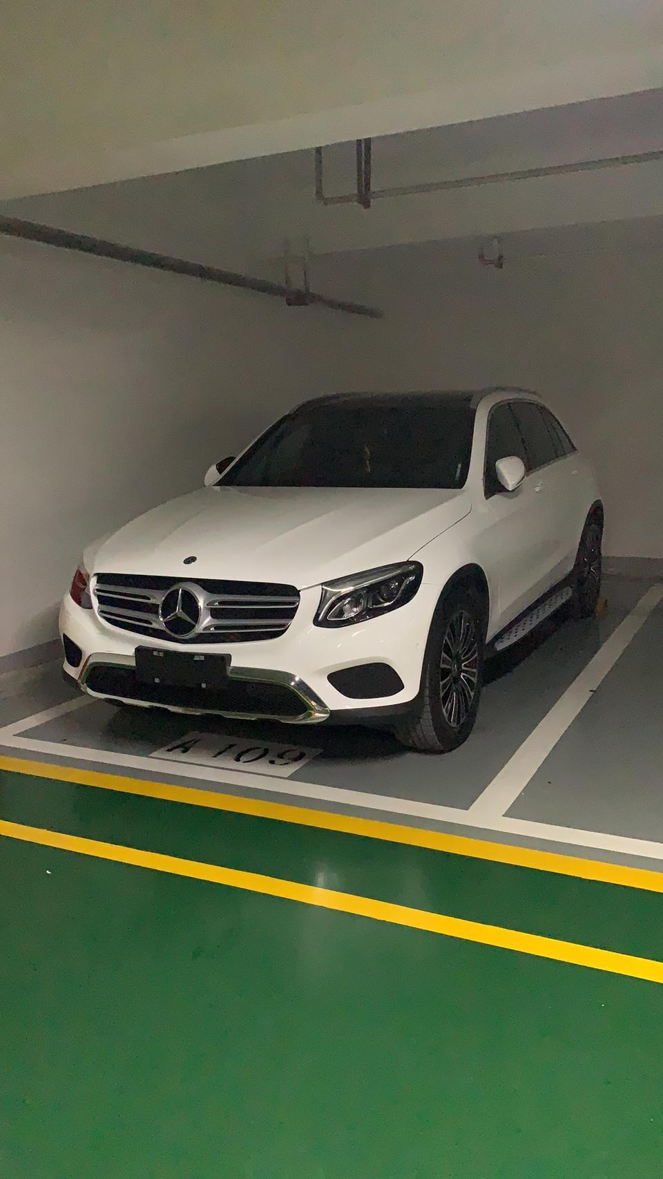 奔驰glc200L异响，车辆行驶在稍微颠簸路面和过减速带总有一个奇怪的异响声音，位置大概在仪表台到机盖，很难判断具体位置，声音不大，声音很难形容，貌似一个小东西在颤动，不像是铁碰铁也不像塑料碰塑料的声音，很烦人，劳烦大神解答！