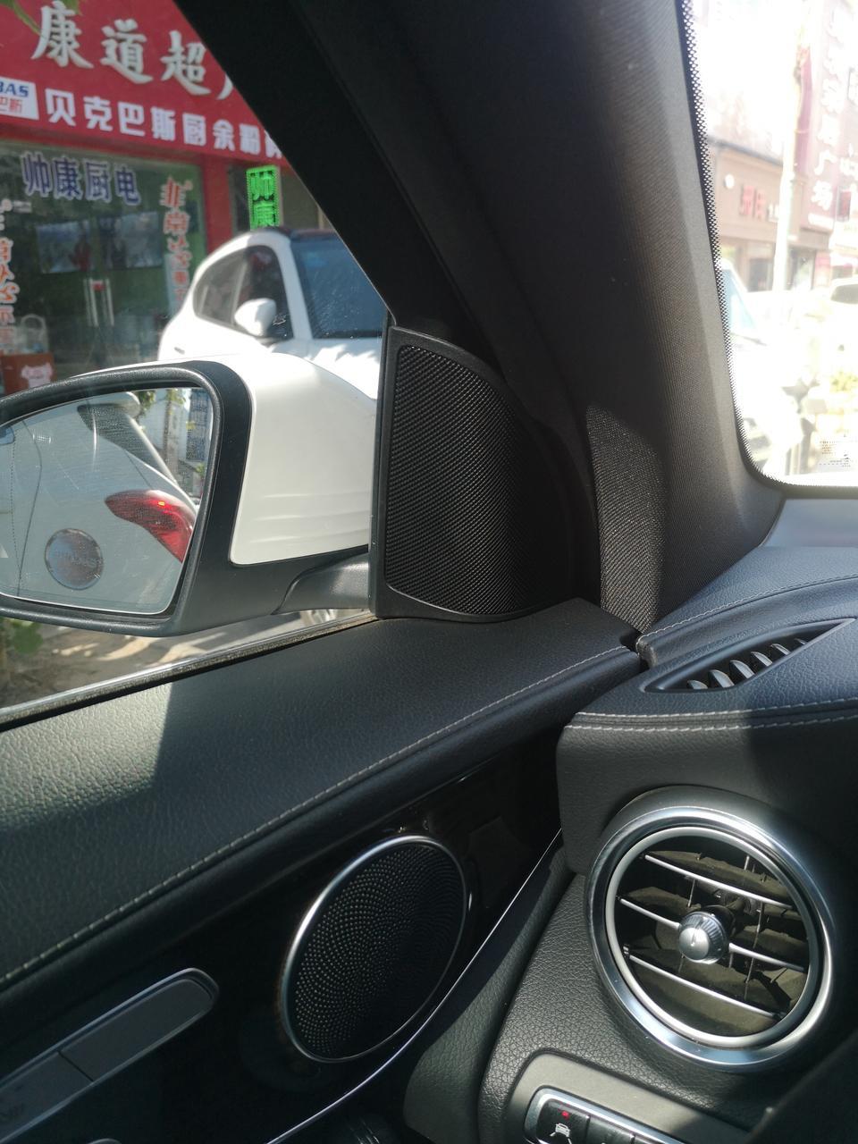 请问一下，2017款奔驰GLC260豪华型车友，你们这两个位置里面有音响吗？