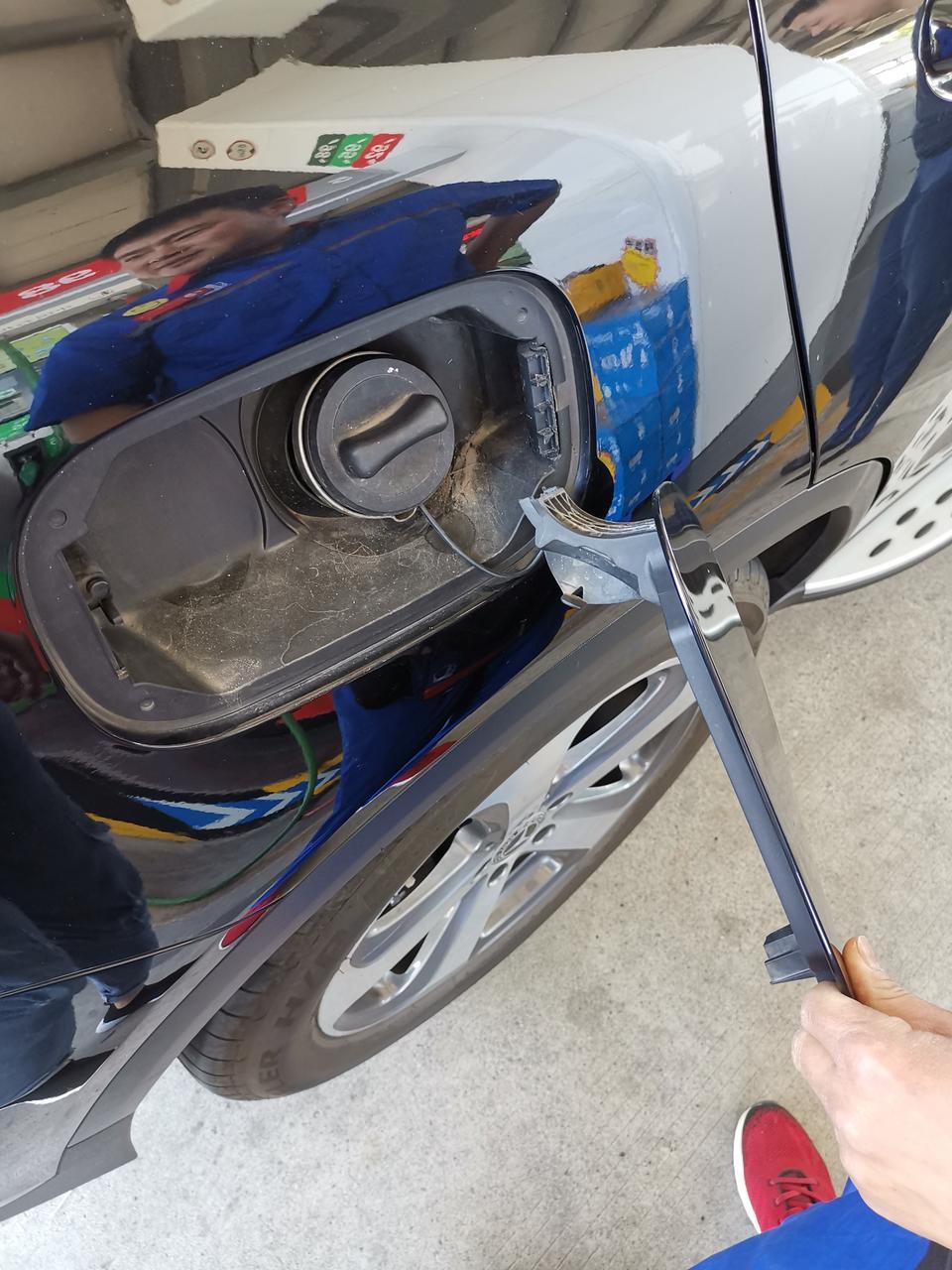 开了两年不到的奔驰glc300，今天加油时突然油箱盖断了掉下来了，加油师傅是正常操作，轻轻按盖打开的，但是打开后盖子直接掉下来了，我想问，这样属于质保问题吗