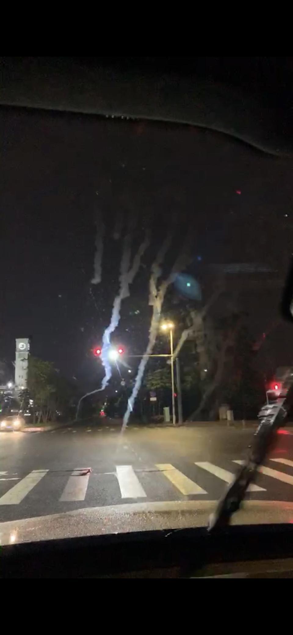 奔驰glc-求助！前挡风玻璃水痕（油污？）如何清洁？
雨刮、抹布、自带和买的玻璃水都擦不掉，刮过后1秒内消失了又马上出现，指甲刮也没效果，第一次遇见这种情况，不知道是否有车友遇到过此问题。这是水痕还是油污或什么？要如何处理？听说可以给玻璃打蜡，是否有效？求助，谢谢！