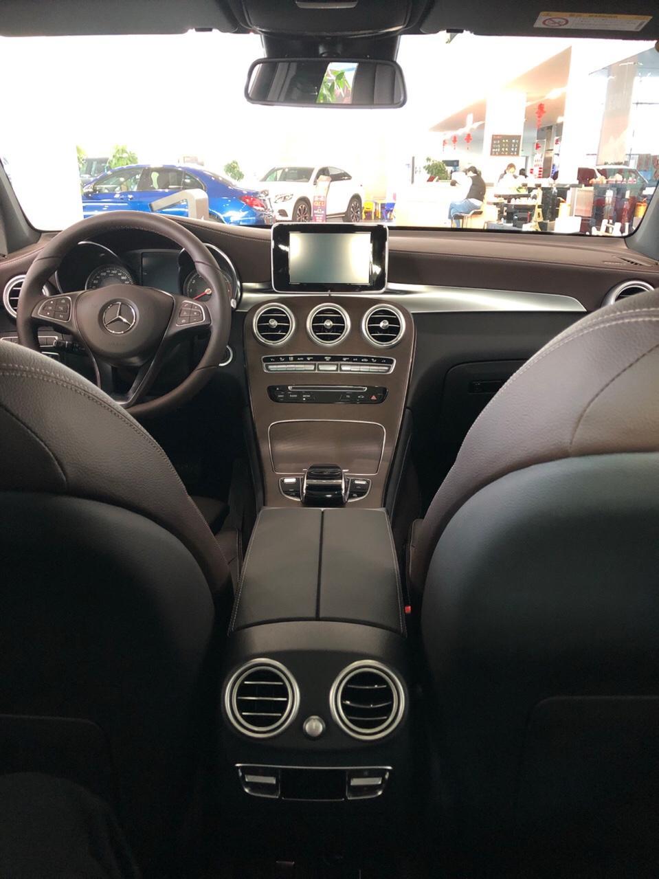 奔驰glc-打算年后入手260L豪华版，想请教老哥们这车带CarPlay功能吗？是自带还是要去外面加装呢？