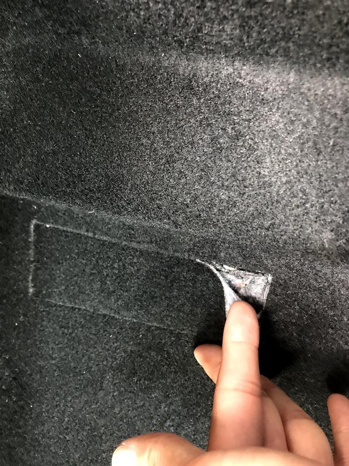 凌渡-你们也是这种样子的吗。主驾下边被切成这个样子了。下边的用料太垃圾。这是什么大家认识吗？你们的是不是也一样