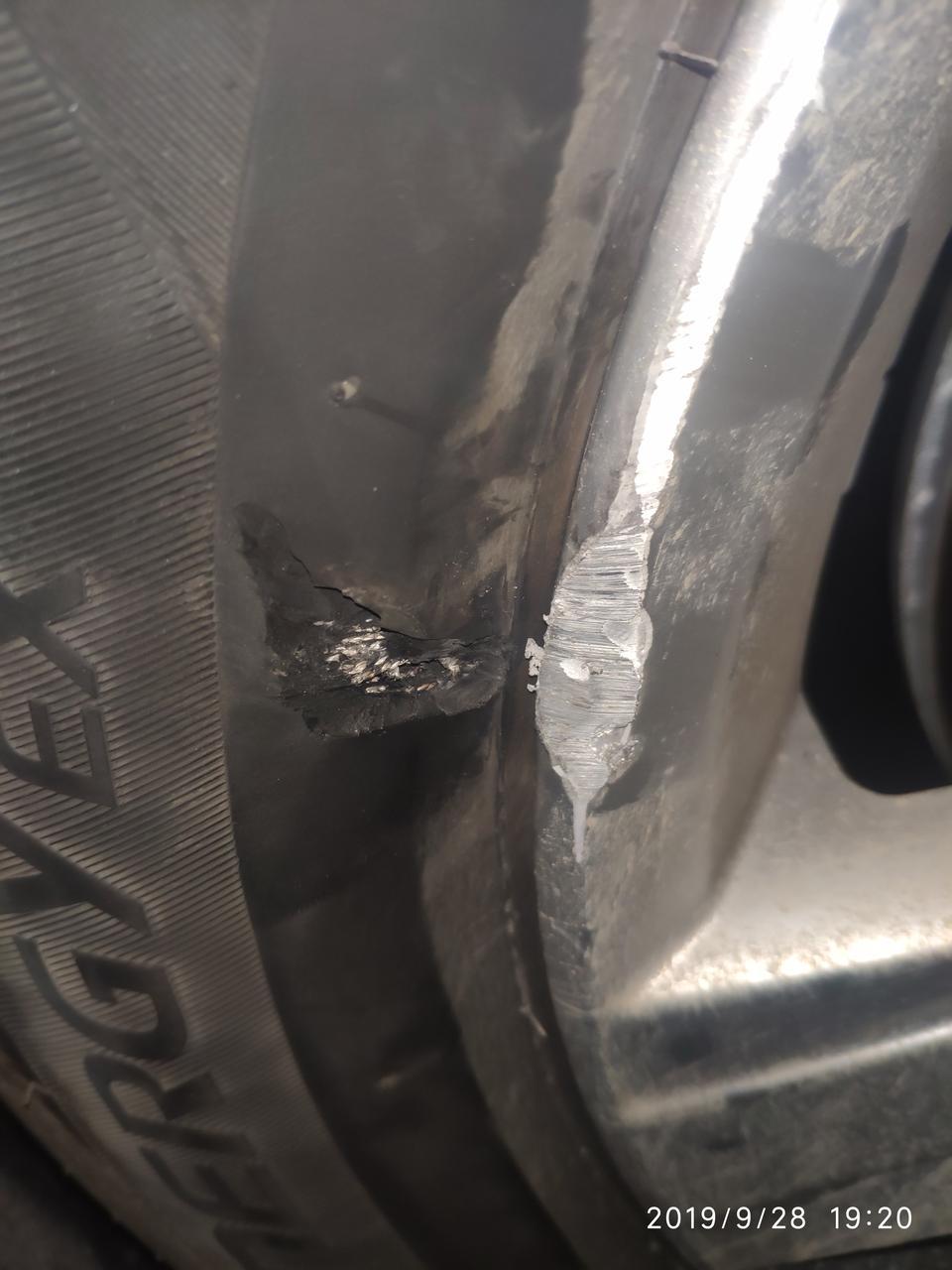 凌渡-我车胎爆了这种情况是补胎还是换台啊？换一个轮胎贵不贵？
