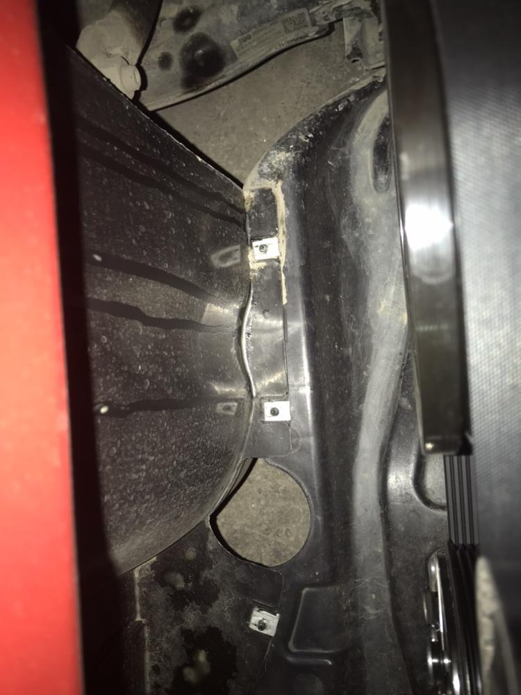 大众凌渡 右转助旁边 漏这个白色液体是什么啊感觉像猪油来着？ 是不是漏油了？