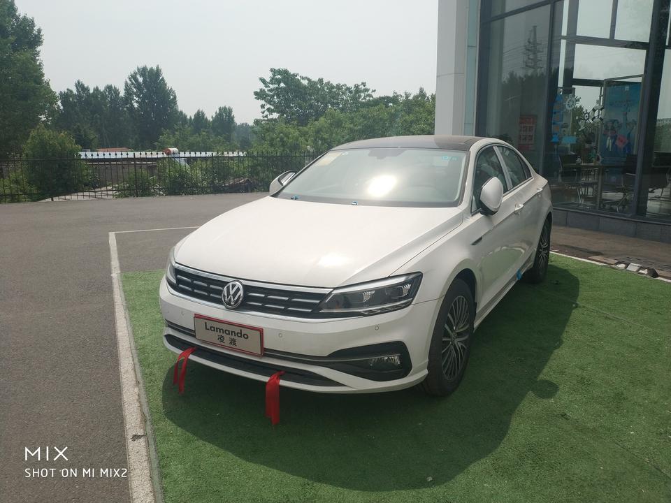 凌渡18款280豪华版的样品车能不能买？为什么？
去县城4S店看车，店里有一款18款280顶配的凌渡样品车，优惠很诱人，而且我感觉外观18款的凌渡要比19款的好看。我看了一下生产日期是2017年8月份的车。
请问这么长时间的样品车能买吗？为什么？
如果最后还是买了，应该注意哪些地方？
请各位大神仔细帮我分析一下，谢谢！