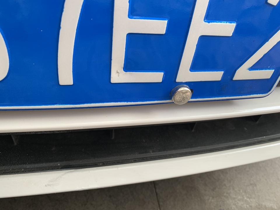 我的凌渡 前车牌撞了一个小坑 没啥事吧