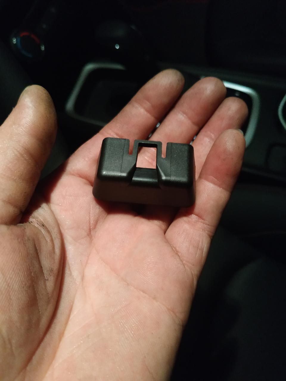 科鲁泽-谁知道这是什么位置的东西，车里发现的?