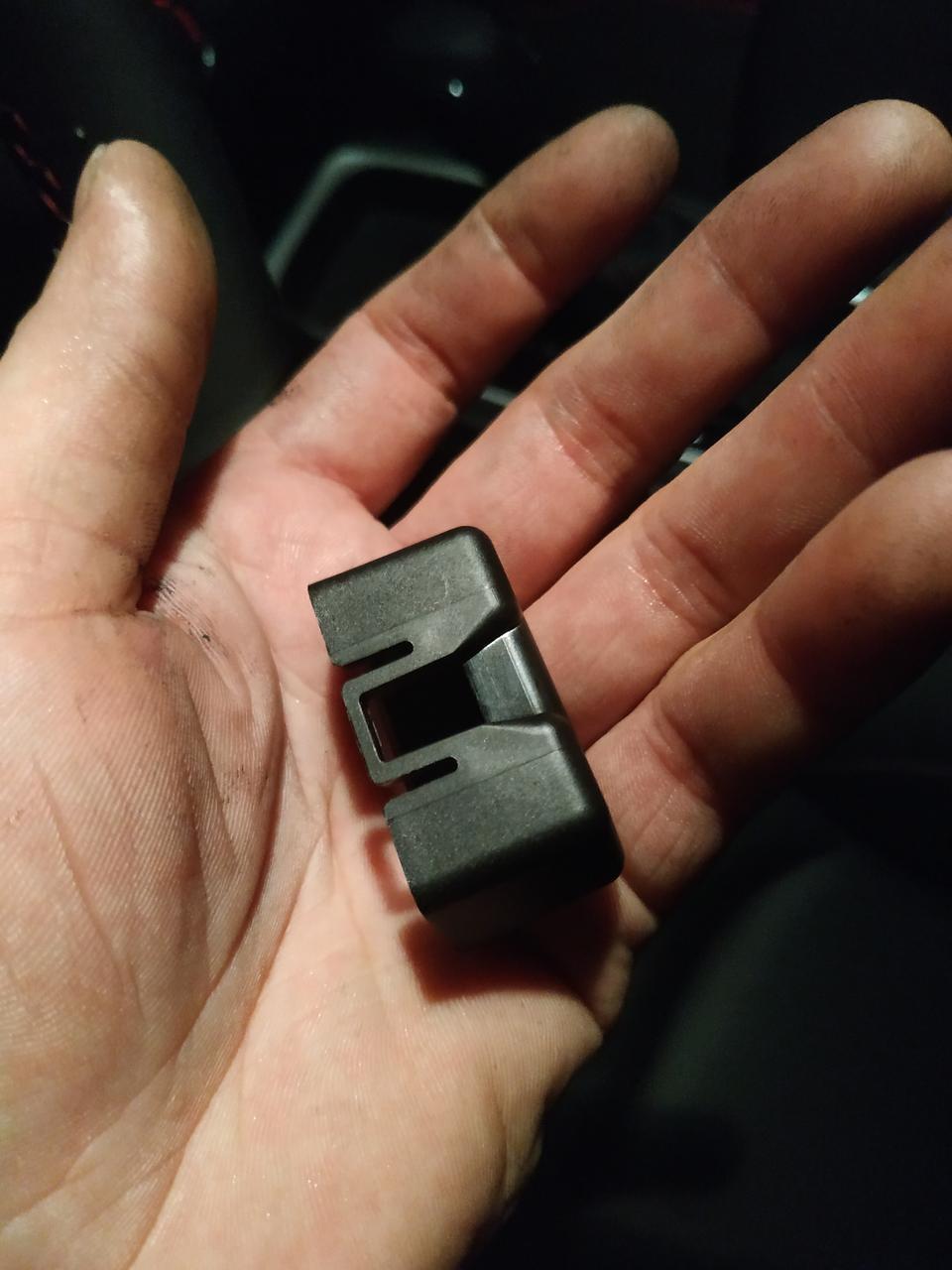 科鲁泽-谁知道这是什么位置的东西，车里发现的?