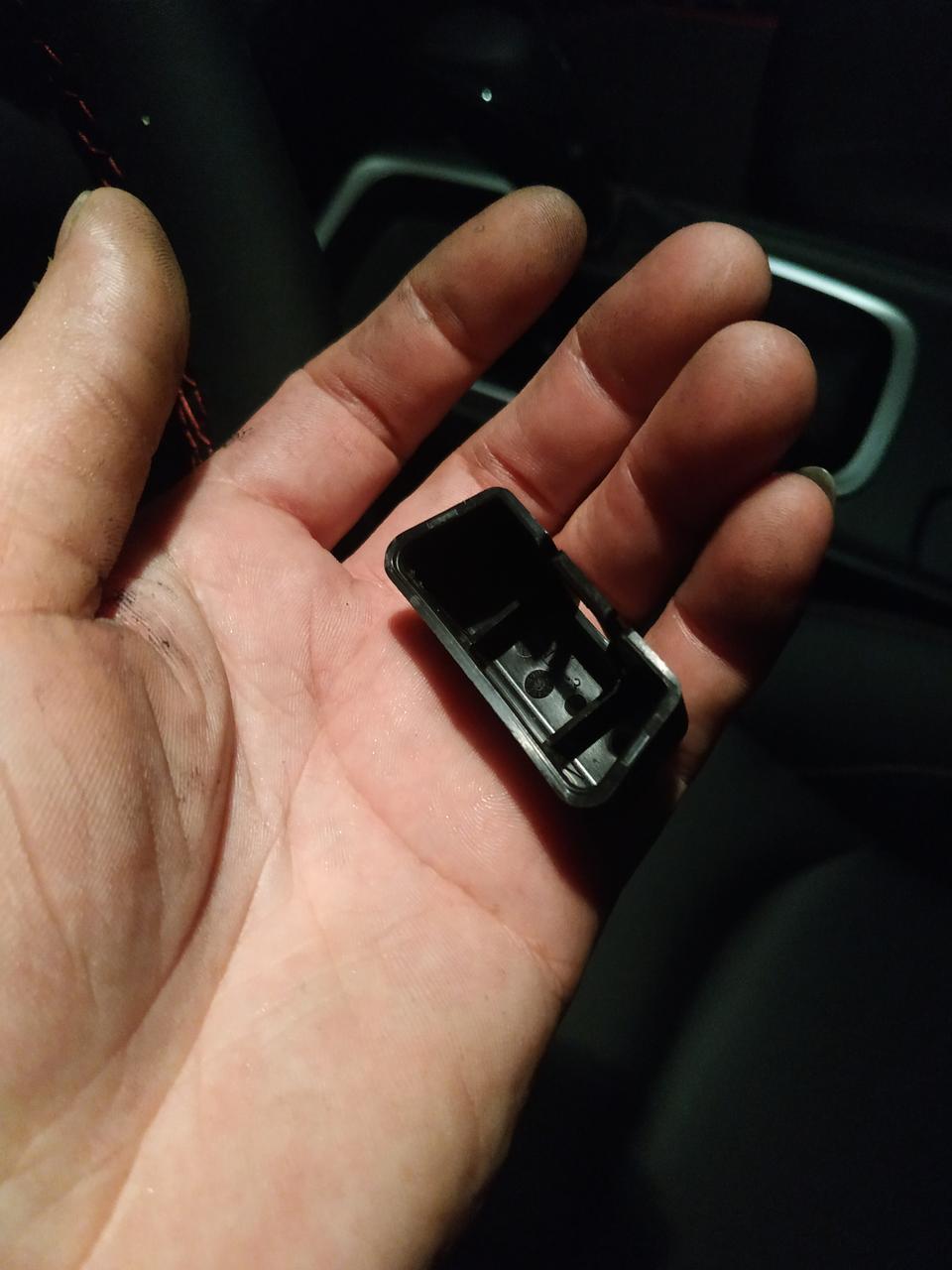 科鲁泽-谁知道这是什么位置的东西，车里发现的?