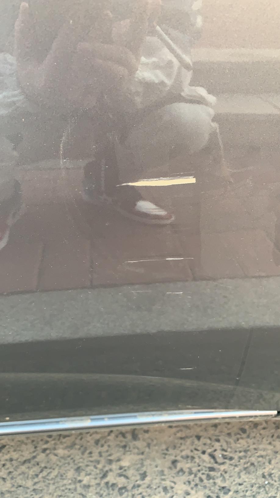科鲁泽-今天不小心刮了一下 这是正常底漆颜色吗？ 家里说这是做了腻子 我是新车 10月初上的牌 如果车门做漆卖给我了我该怎么跟4s店谈？