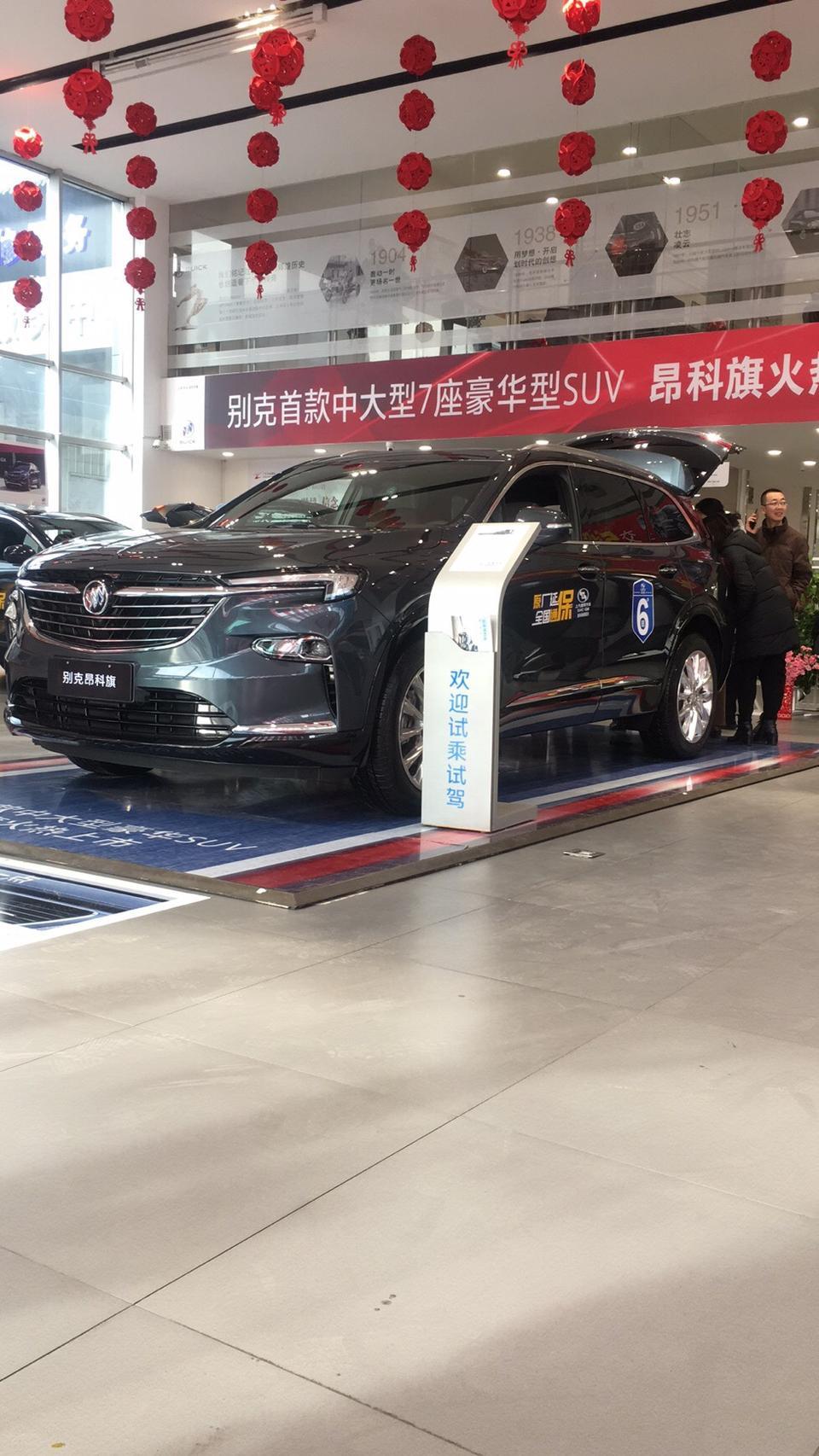 奥迪q3，中配25w左右，凯迪拉克xt4顶配25w，昂科威，中配18w，工薪阶层，购车预算20w，左右，是咬咬牙整个轻奢还是走居家路线，凯迪拉克是确实好看……(昂科威没拍，放个昂科棋参考一下)，求大神指点迷津。