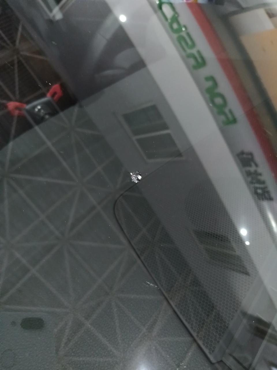 奥迪q3-高速上行驶被一颗小石子敲了。问一下如果换前挡风玻璃要多少钱？有必要换吗？
