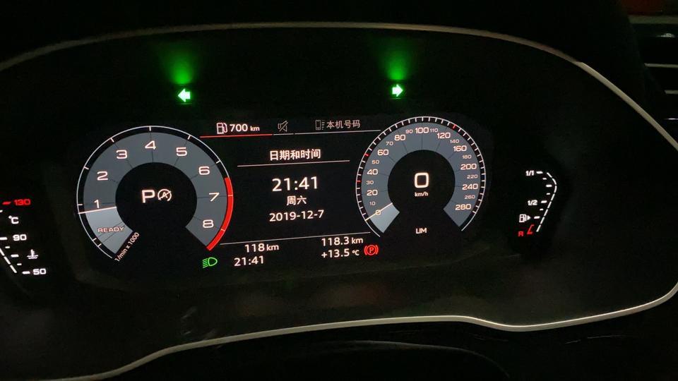 你好，我奥迪q3新车，加满油一直显示700km，可是跑了118km了还一直显示700km，这个什么问题？