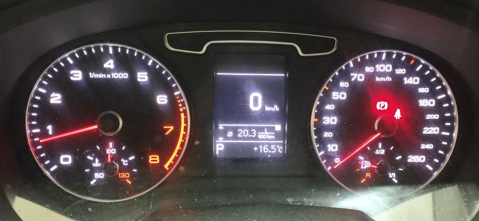 奥迪q3在怠速的时候百公里油耗每两秒就涨0.1是什么情况？跑起来就会慢慢降下去