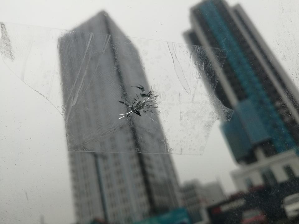 奥迪q3-请问下，前挡风玻璃被石子击裂了，这种情况需要换不？能修复不？